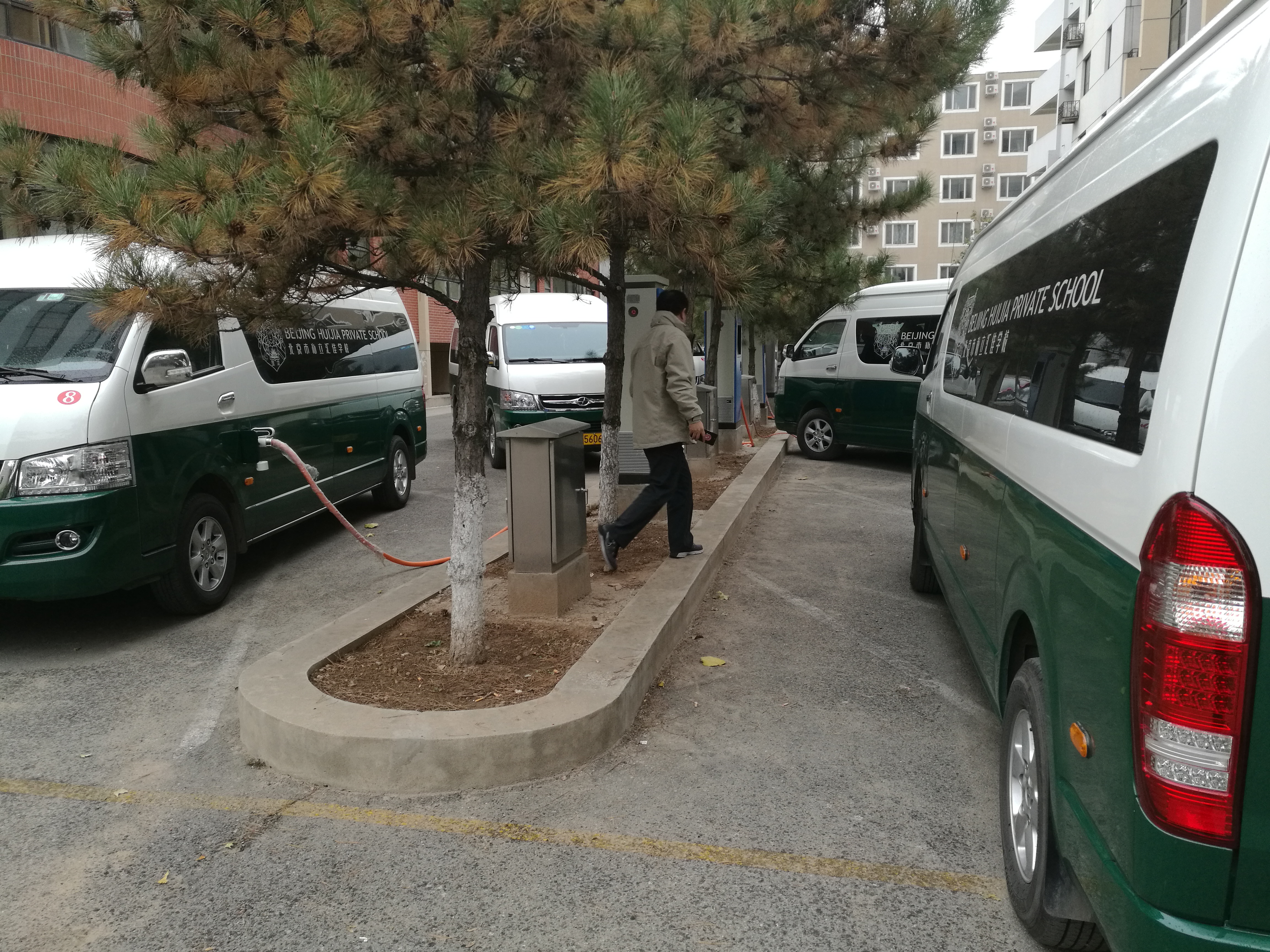 布局大功率充電樁 保時(shí)捷建設(shè)充電公園