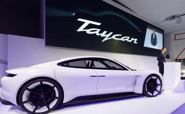 加油站給電車充電！世界第一石油巨頭建充電樁10分鐘電車滿血！