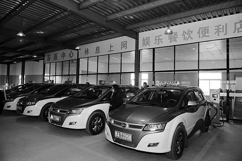 兩輛出租車“分享”1個充電樁 的哥直言充電方便費用劃算