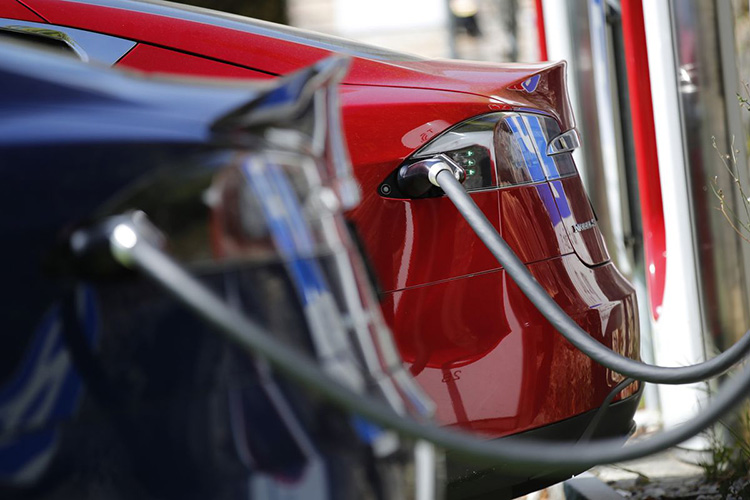 充電樁摸上去有觸電感是怎么回事？