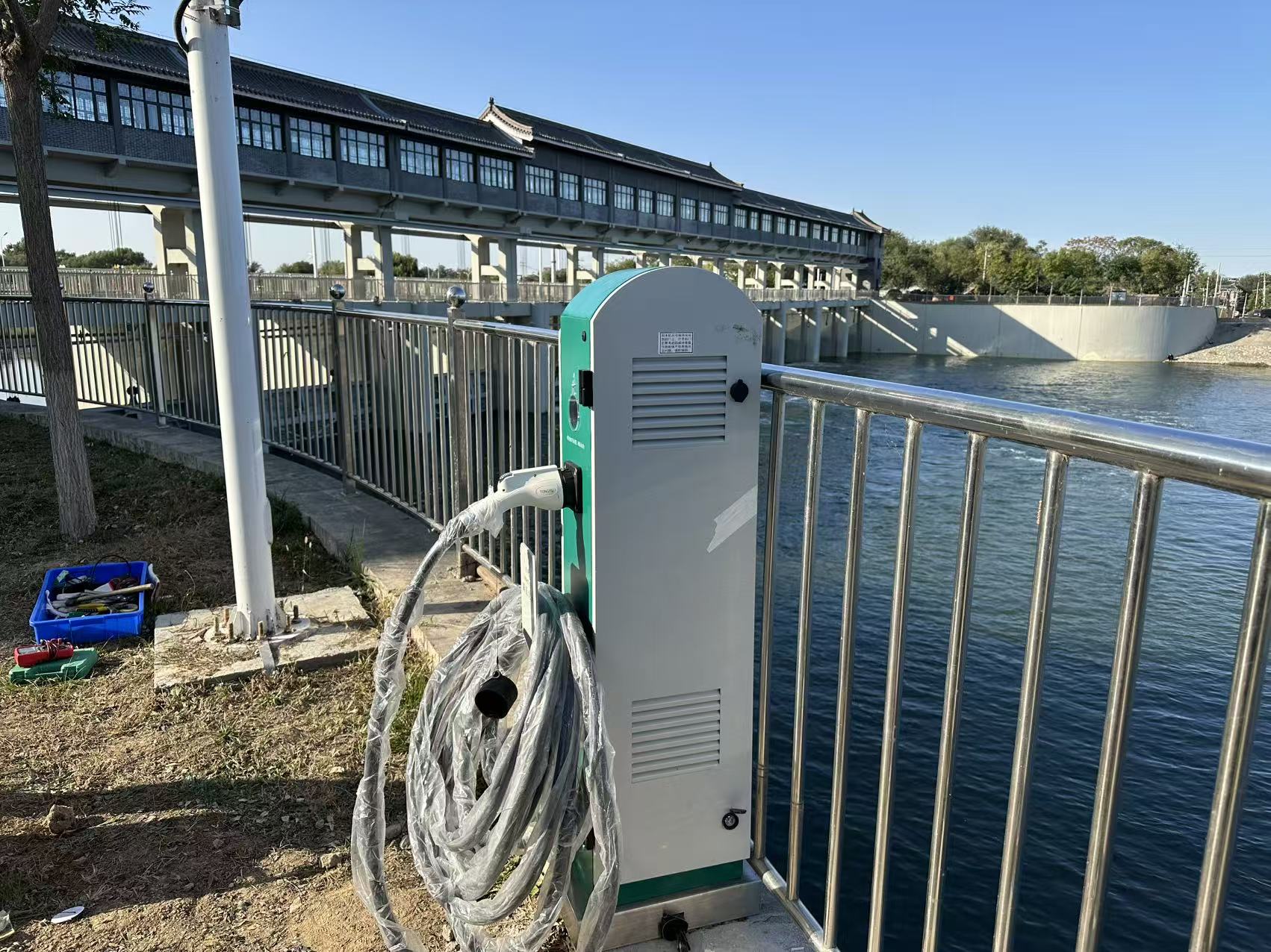 專為碼頭惡劣工況而生！昊瑞昌 10kW 電動船舶直流充電樁，破解內(nèi)河游艇充電難題